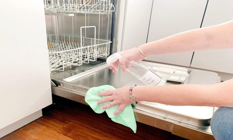 نحوه از بین بردن بوی بد ماشین ظرفشویی