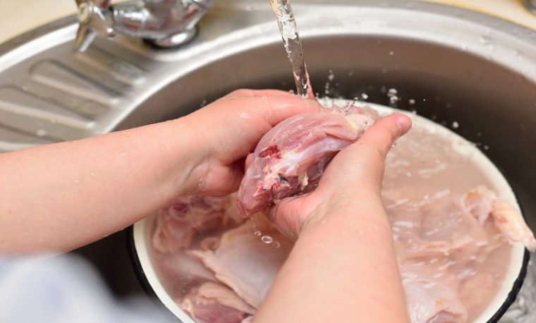مضرات شستن گوشت مرغ