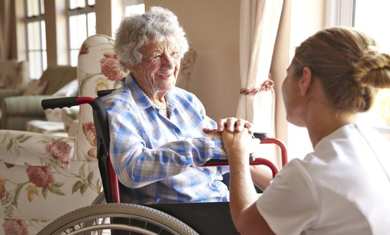نقش پرستار در مراقبت از سالمند