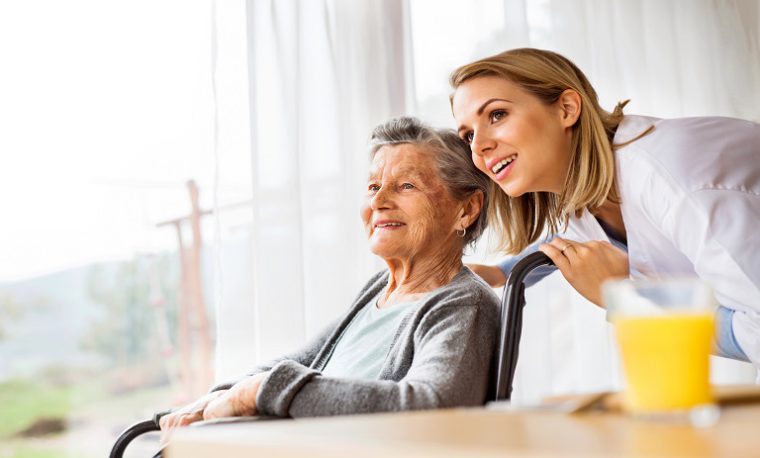 خدمات مراقبت و نگهداری از سالمند در منزل 