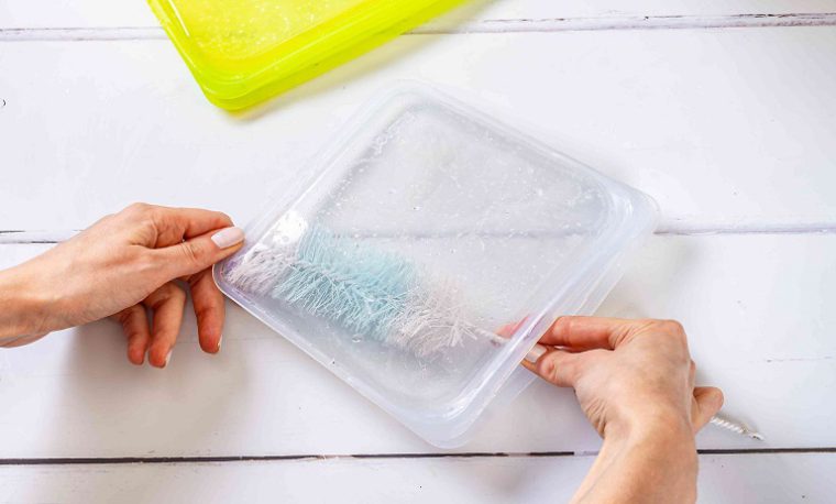 چگونه ظروف نگهدارنده غذا را تمیز کنیم