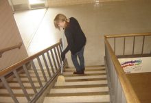تصویر آموزش نظافت راه پله چوبی ساختمان