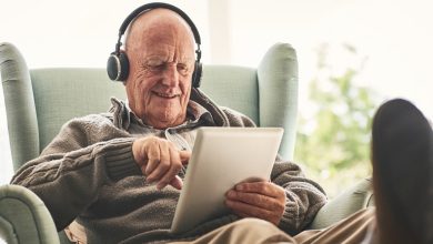 تصویر چگونه فناوری به سالمندان در دوران پیری کمک می کند؟