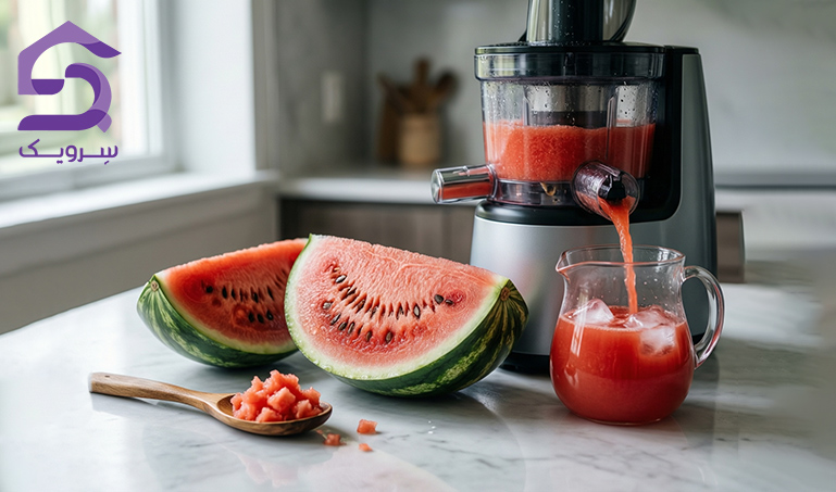 در حال تهیه آب میوه هندوانه با دستگاه آبمیوه گیری
