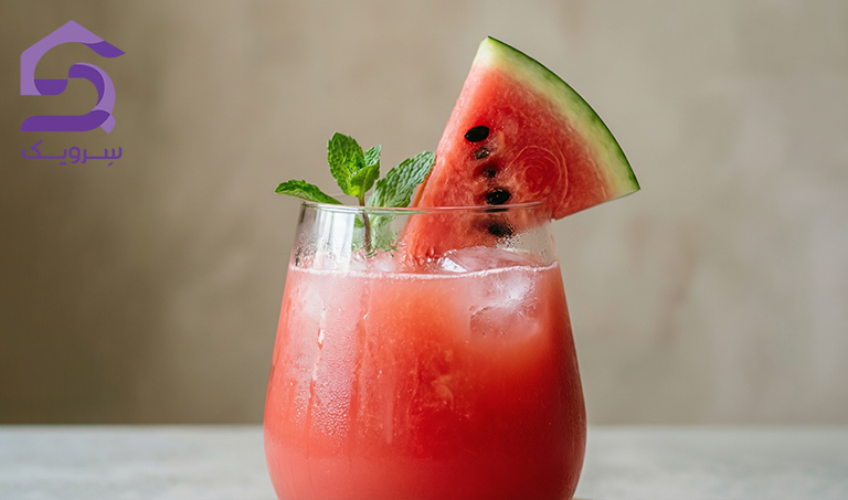 یک لیوان آب هندوانه ساده و طبیعی