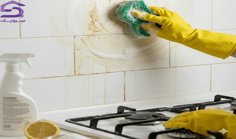 پاک کردن چربی دیوار کاشی آشپزخانه با اسفنج و دستکش زرد