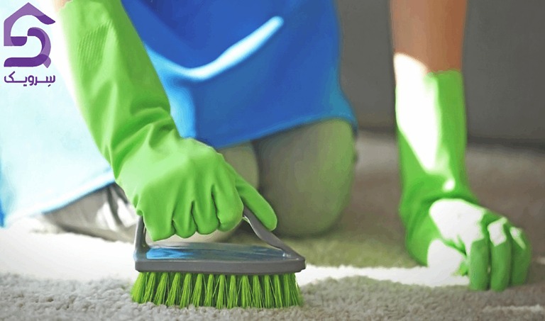 برس کشیدن فرش برای تمیز کردن در منزل بدون شستن