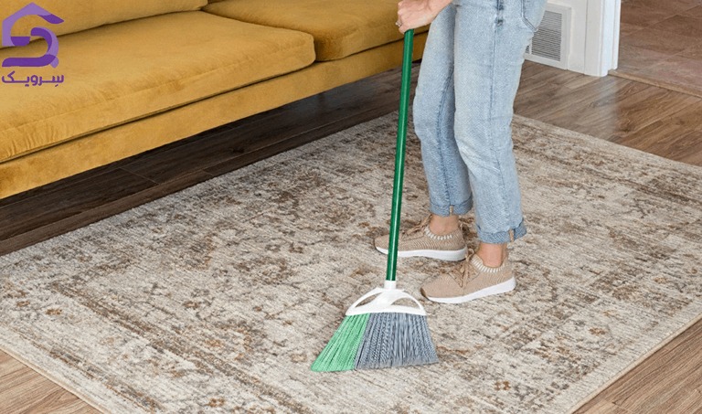 جارو کردن فرش در خانه برای تمیز کردن بدون شستن
