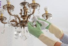 تصویر راهنمای جامع تمیز کردن لوستر؛ بدون باز کردن و پایین آوردن