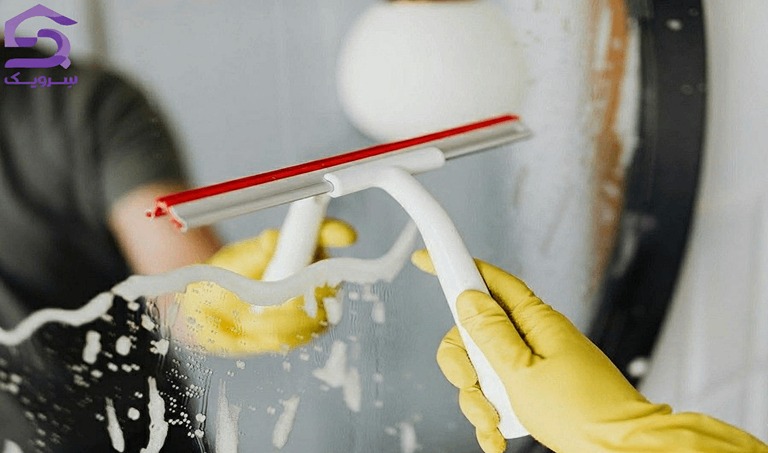 ۱۴ ترفند تمیز کردن آینه؛ از جلوگیری بخار تا پاک کردن لکه