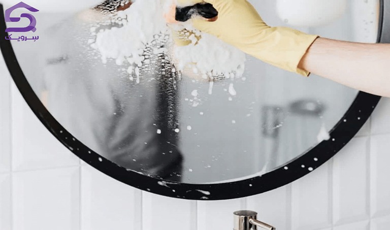 ۱۴ ترفند تمیز کردن آینه؛ از جلوگیری بخار تا پاک کردن لکه