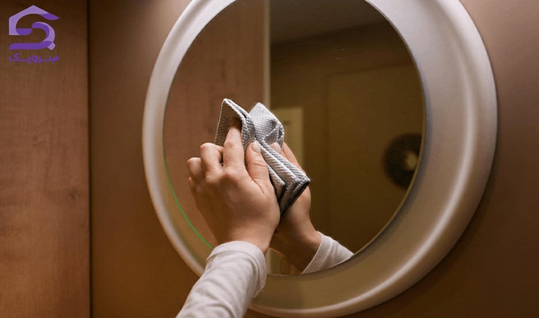 ۱۴ ترفند تمیز کردن آینه؛ از جلوگیری بخار تا پاک کردن لکه