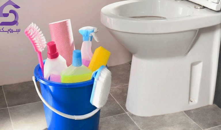 لوازم تمیزکاری آماده برای شستن دستشویی