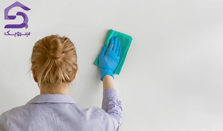 تمیز کردن دیوار؛ روشهای موثر نظافت انواع دیوار با شوینده تمیز کردن دیوار سفید با دستمال و دستکش نظافتی