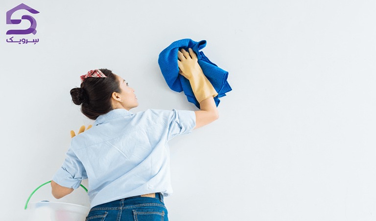 تمیز کردن دیوار؛ روشهای موثر نظافت انواع دیوار با شوینده تمیز کردن دیوار سفید با دستمال آبی و دستکش نظافتی
