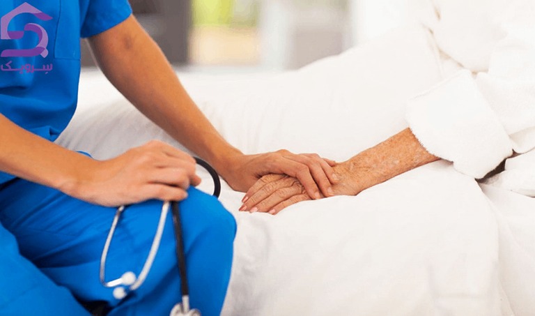 همراهی پرستار با سالمند در منزل و حمایت عاطفی هنگام مراقبت
