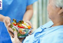 تصویر راهنمای جامع تغذیه سالمندان؛ از بایدها تا نبایدهای غذایی