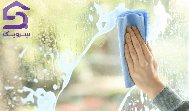 تمیز کردن شیشه پنجره با دستمال میکروفایبر برای جلوگیری از رد