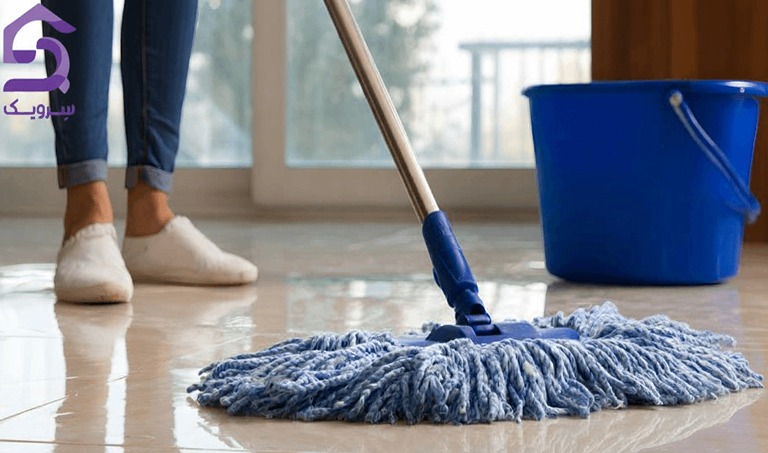 تمیز کردن کف خانه با تی در فضای نشیمن