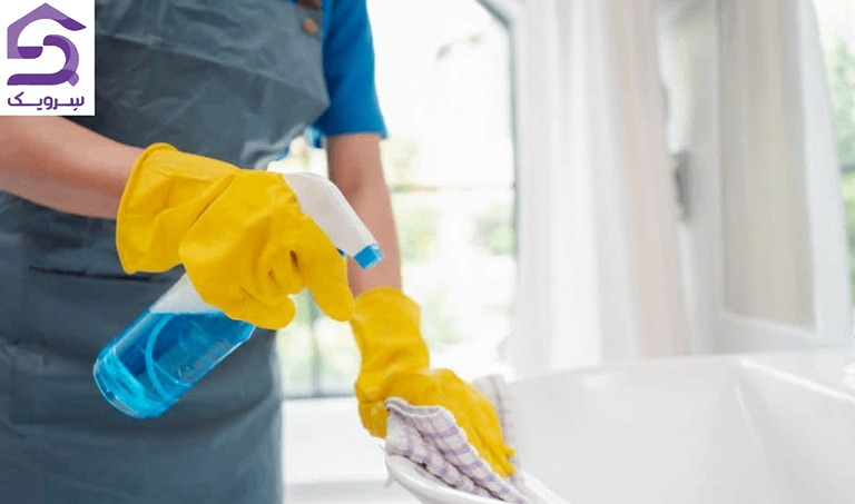 تمیز کردن سطوح دستشویی با اسپری و دستمال