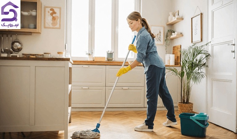 تی کشیدن کف آشپزخانه در حال نظافت خانه