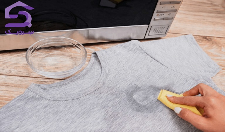 پاک کردن چسب از روی لباس؛ از معرفی حلال تا ترفند حذف چسب در حال پاک کردن چسب روی لباس با روش اصولی