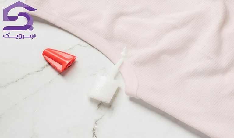 پاک کردن چسب از روی لباس؛ از معرفی حلال تا ترفند حذف چسب چسب بر روی لباس ریخته شده است.