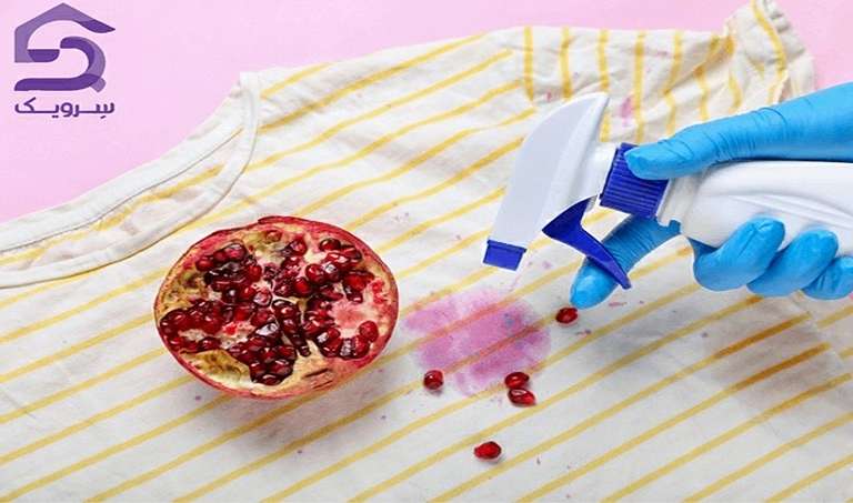 لکه انار روی لباس؛ 9 ترفند حرفهای موثر برای نجات لباس اسپری کردن لکه انار روی تیشرت راهراه برای لکهگیری