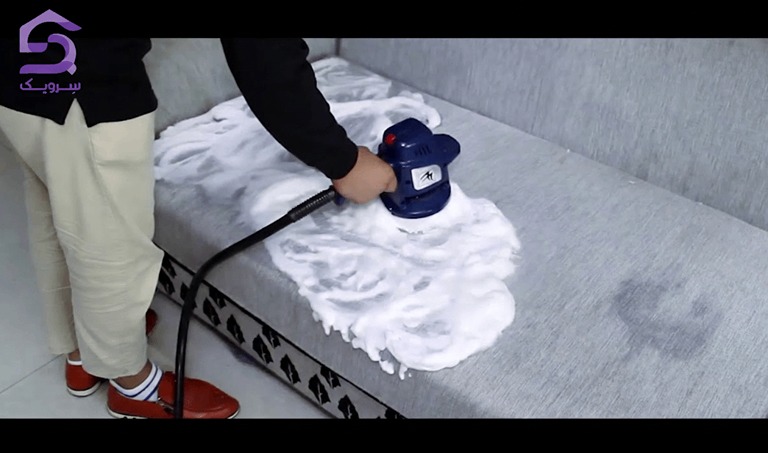 شست‌وشوی حرفه‌ای مبل با دستگاه کف‌ساز و شوینده مخصوص مبل