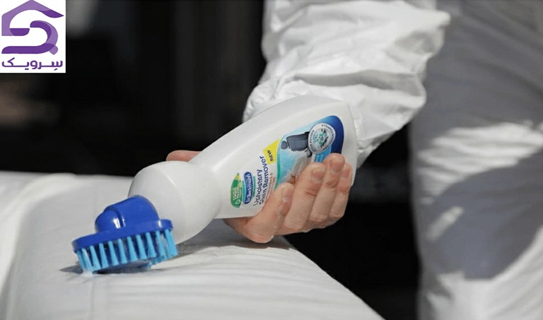 استفاده از شوینده مخصوص مبل با برس سرخود برای تمیز کردن مبل روشن