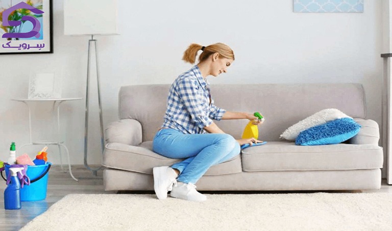 تمیز کردن مبل پارچه‌ای در خانه با اسپری شوینده و دستمال میکروفایبر