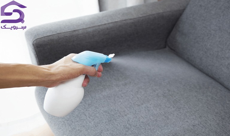 استفاده از اسپری شوینده جهت پاک‌سازی لکه‌ها از مبل طوسی رنگ