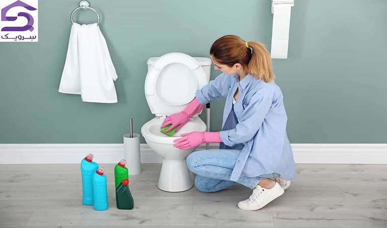 تمیز کردن توالت فرنگی با اسفنج و دستکش