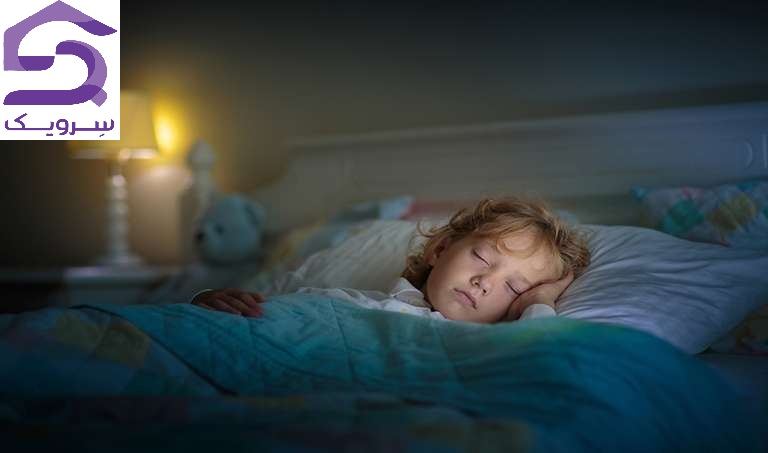 خواباندن کودک؛ 10 روش طلایی برای خواب آرام و سریعتر خواباندن کودک در تخت با چراغ خواب و محیط آرام
