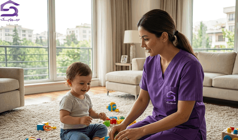 پرستار کودک در منزل در حال بازی و آموزش با کودک نوپا در نشیمن روشن