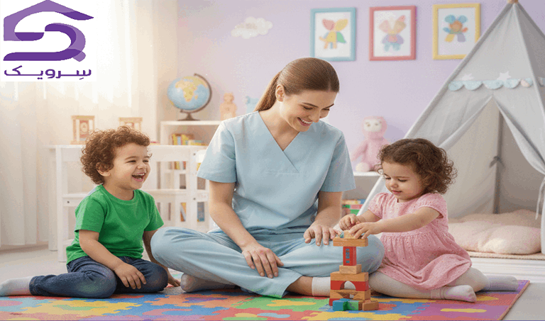 پرستار کودک کنار دو کودک در حال بازی و آموزش