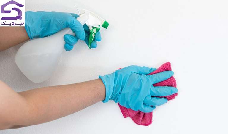 تمیز کردن دیوار گچی با اسپری چندکاره و دستمال نرم