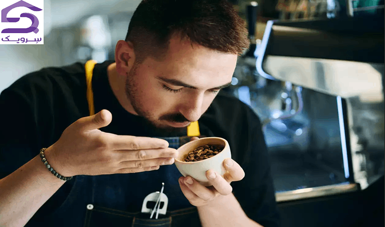 کافی من چیست؟ همه چیز درباره شغل کافی من و مسئولیت ها کافی من در حال بو کردن دانه های قهوه در کافه