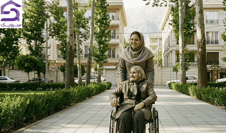 همراهی پرستار سالمند سرویک با ویلچر در فضای سبز