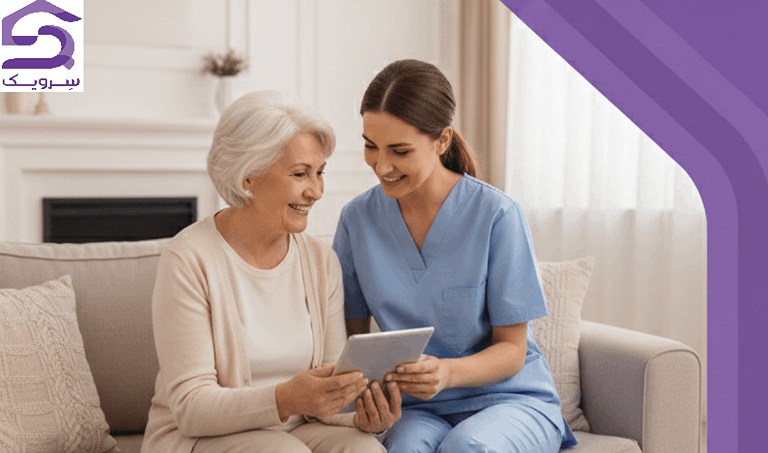 پرستار سالمند در منزل در حال آموزش و همراهی سالمند