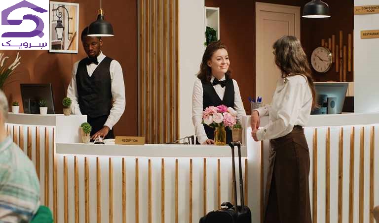 لابی وومن کیست؟ راهنمای شرح وظایف و نقش آن در ساختمان تصویر لابی وومن در حال پاسخگویی به مراجعهکننده